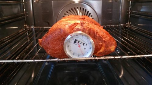 Das Fleischthermometer hilft bei der Kontrolle der Kerntemperatur